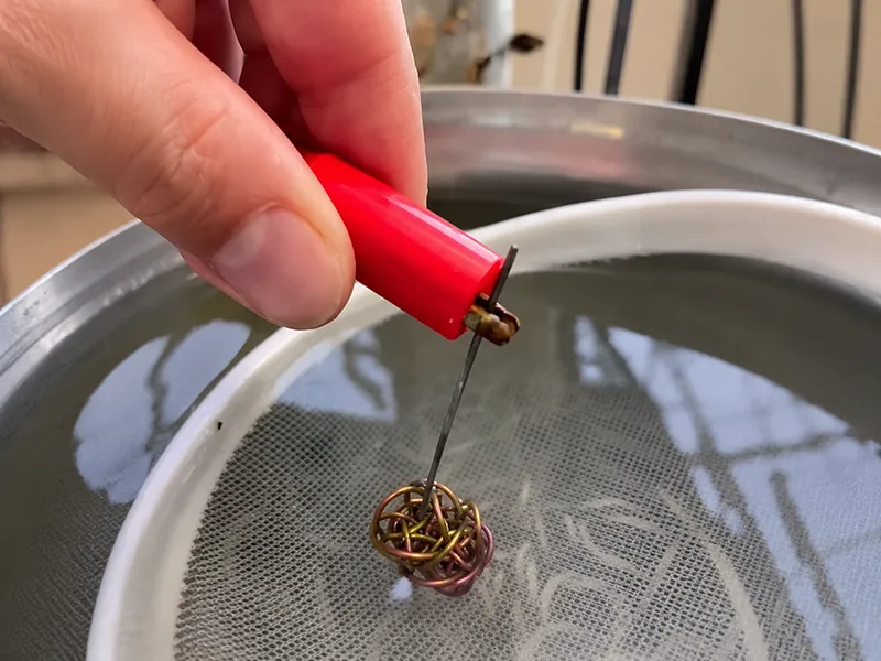 Electrochemical metal finishing process with a small metal part over liquid
