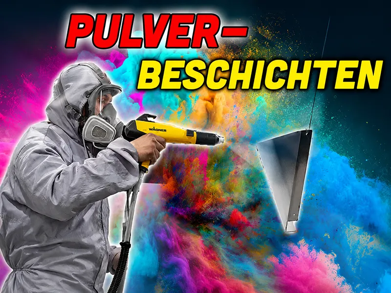 Arbeiter beim Pulverbeschichten eines Metallteils mit Farbpulver