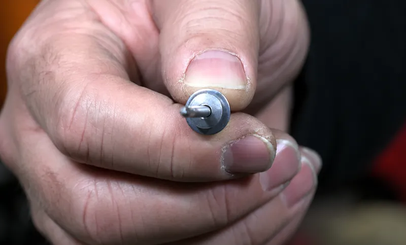 Small metal washer placed on a screw to protect the surface and improve fastening stability
