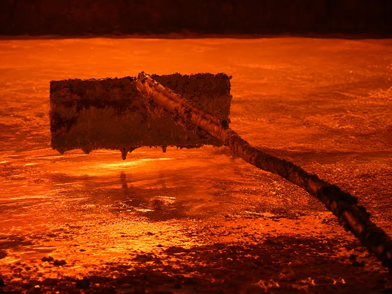 Industrial heat treatment furnace for metal part processing