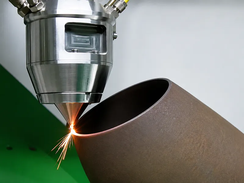 Laser cutting head processing a metal tube for precision manufacturing